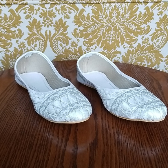 Embroidered White Flats - Picture 2 of 6